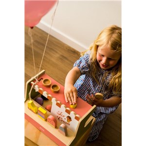 Drewniana lodziarnia sklep z lodami DANTOY