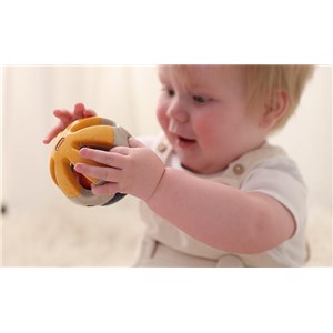 Piłka grzechotka dla niemowlaka TOLO Bio 3m+