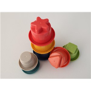 Tęczowa wieża z kubków do układania TOLO Bio 6m+