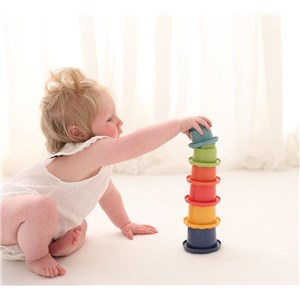 Tęczowa wieża z kubków do układania TOLO Bio 6m+