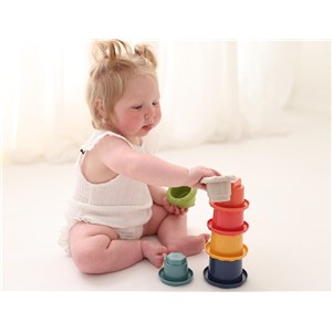 Tęczowa wieża z kubków do układania TOLO Bio 6m+