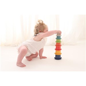 Tęczowa wieża z kubków do układania TOLO Bio 6m+