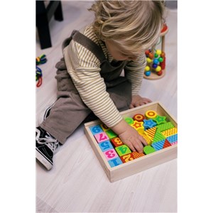 Zestaw drewnianych klocków i sznurków