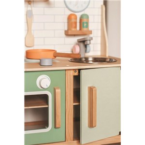 Drewniana kuchnia z akcesoriami