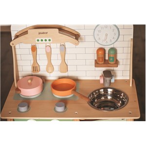 Drewniana kuchnia z akcesoriami