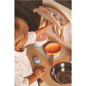 Drewniana kuchnia z akcesoriami