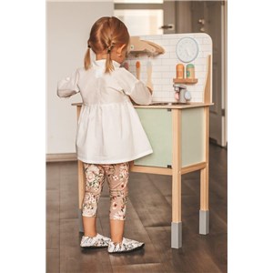 Drewniana kuchnia z akcesoriami