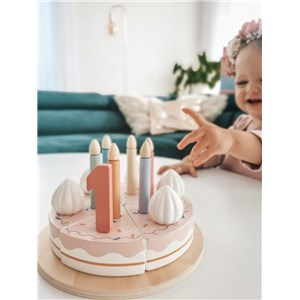 Drewniany tort urodzinowy i akcesoria