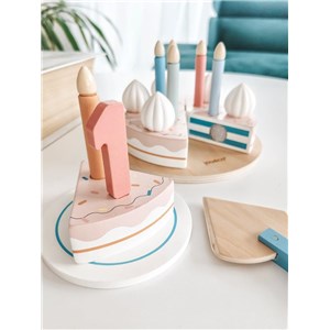 Drewniany tort urodzinowy i akcesoria