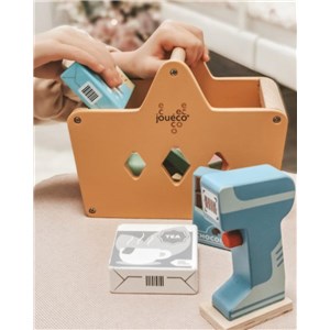 Drewniany kosz z zakupami i skanerem